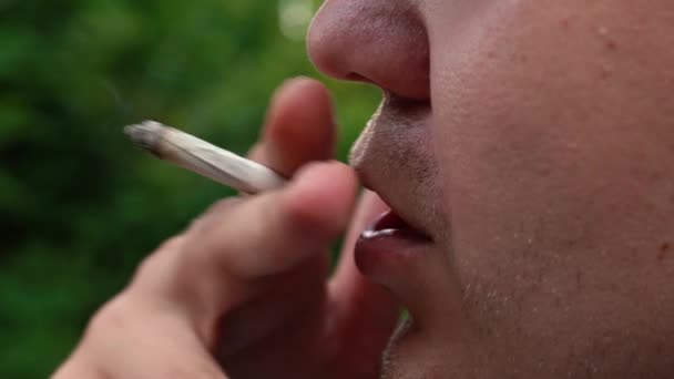 Férfi dohányzik egy cigarettát közelről — Stock videók