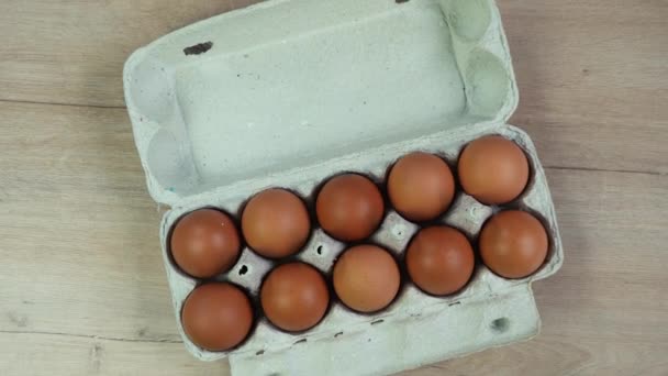 Widok z góry tuzina jaj kurzych w opakowaniu — Wideo stockowe