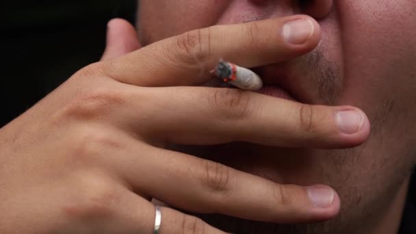 Hombre bigoteado fumando un cigarrillo de cerca — Vídeos de Stock