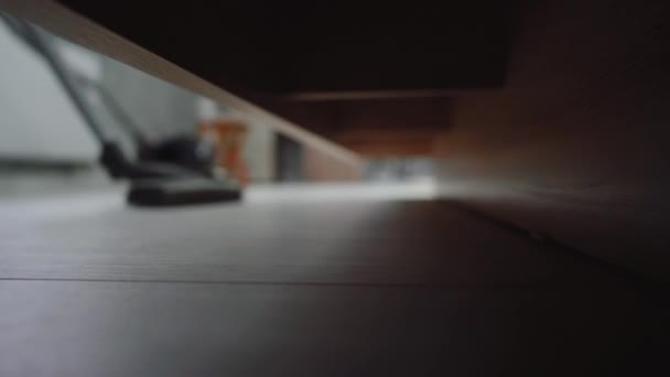 Kvinna dammsuger under sängen — Stockvideo