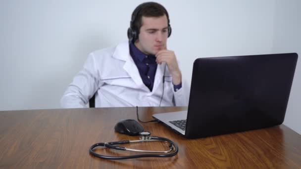 fókuszon kívüli orvos beszél videokapcsolaton keresztül a betegekkel.