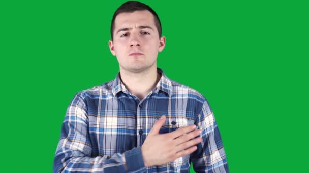 Homme met sa main sur le cœur sur l'écran vert — Video