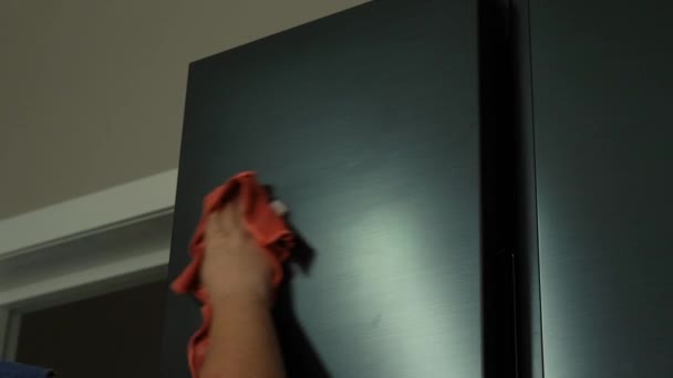 La donna asciuga il frigorifero con uno straccio — Video Stock