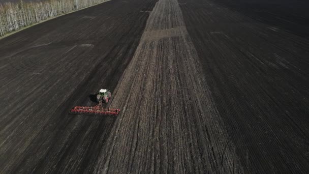 Traktor orá půdu na velkém poli. zemědělské práce — Stock video