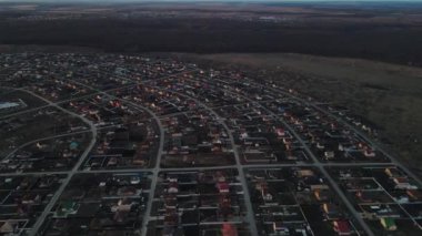 Gün batımında bir köy görüntüsü. hava atışı