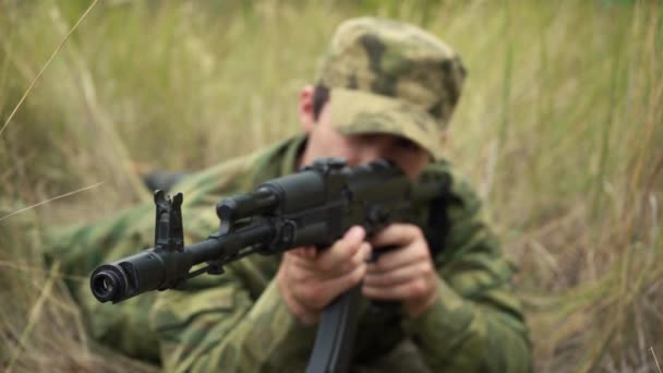 Soldado apuntando desde una ametralladora mientras estaba en emboscada. — Vídeo de stock