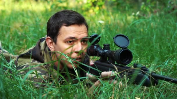 Sniper aim while lying in the bushes — Stock Video