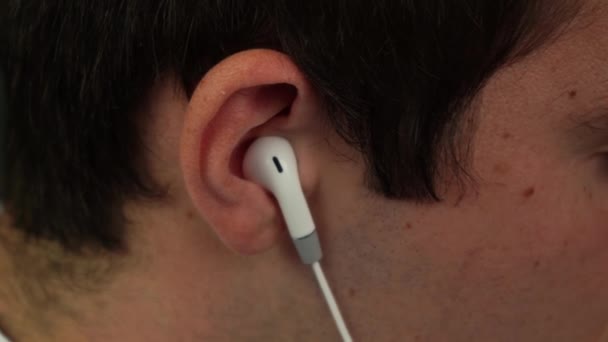 Écouteur blanc inséré dans l'oreille — Video