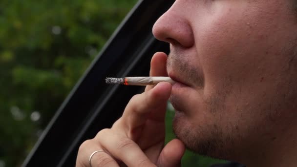 Férfi dohányzik egy cigarettát közelről — Stock videók