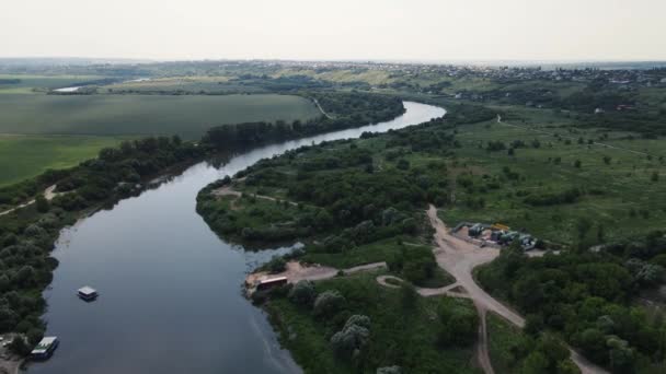 De beweging van de drone langs de rivierbedding. — Stockvideo