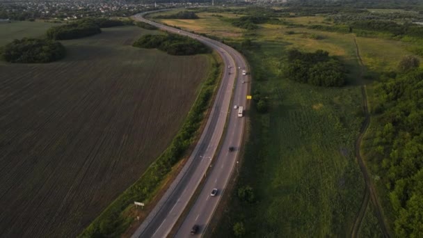 Ruch samochodowy na autostradzie zdjęć lotniczych — Wideo stockowe