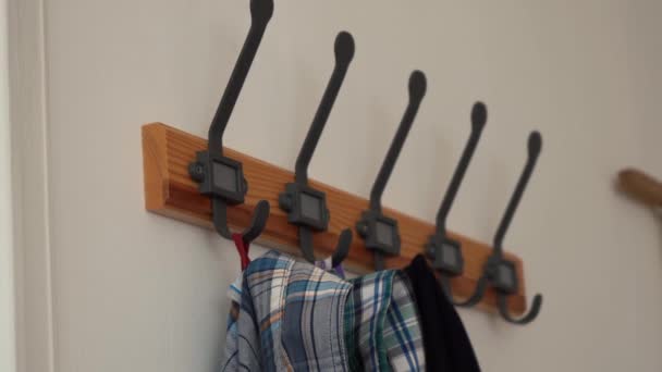 Colgador de ropa colgando en la pared — Vídeos de Stock