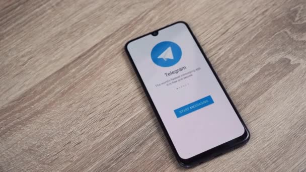 Innloggingsskjerm for telegrammet på telefonen. Moskva Russland 05 mai 2021 – stockvideo