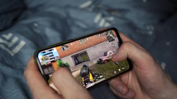 Man plays pubg mobile on the phone. Moscow Russia Aug 26, 2021 — Stock Video