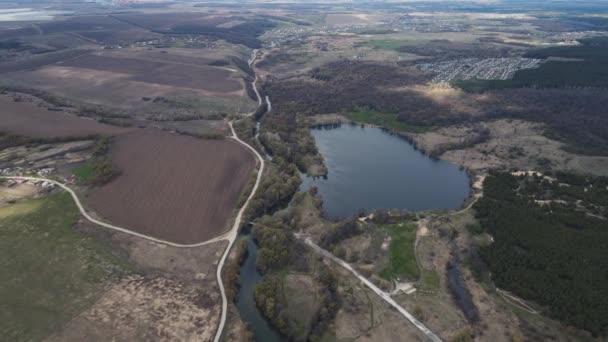 Riprese da un'altezza ad un grande lago — Video Stock