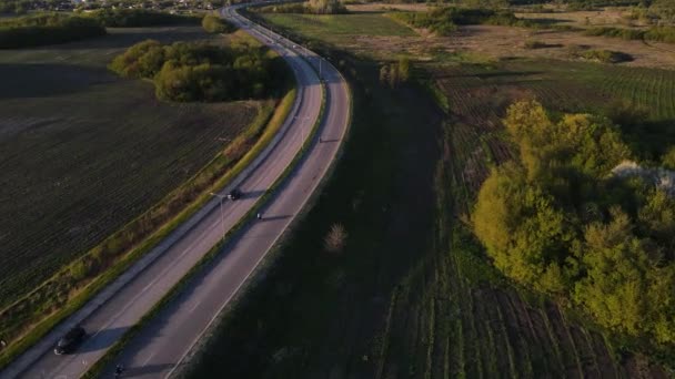 Ruch drona wzdłuż autostrady. widok z góry — Wideo stockowe