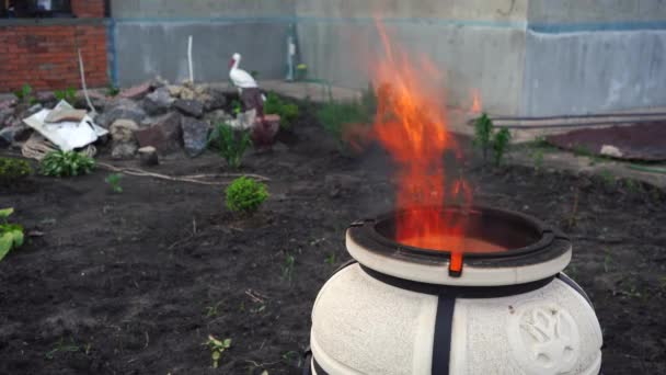 Огонь, выходящий из горячего тандыра — стоковое видео
