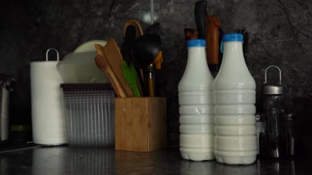 Utensílios de cozinha e leite em pé no canto da cozinha — Vídeo de Stock