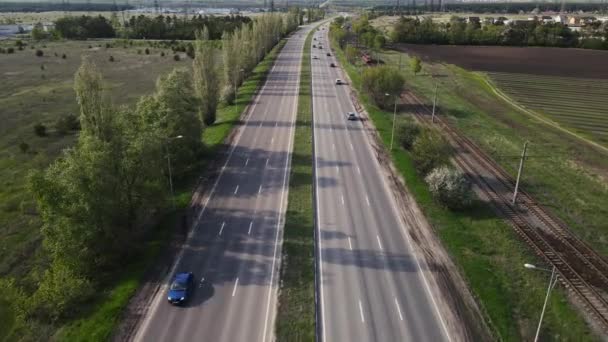 Movimento del drone lungo l'autostrada. tiro aereo — Video Stock