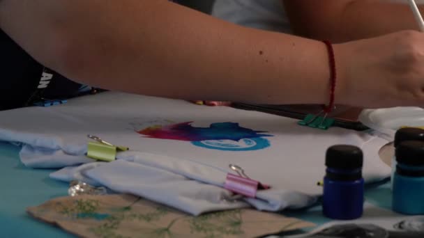 Frauen malen mit Farben auf Papier. Moskau russland 20 august 2021 — Stockvideo