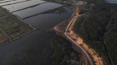 bitişik su rezervleri olan nükleer enerji santrali. hava atışı