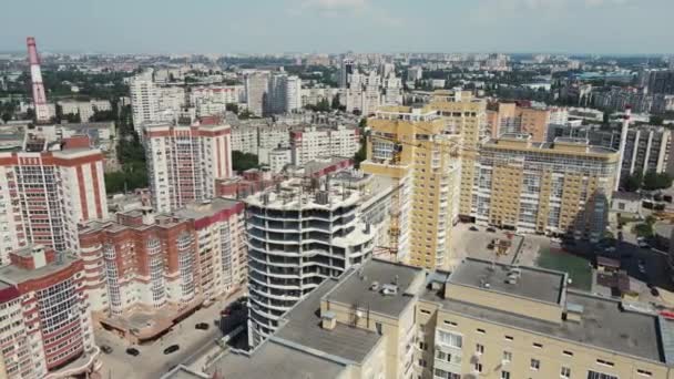 Drohnenbewegungen entlang großer Hochhäuser — Stockvideo