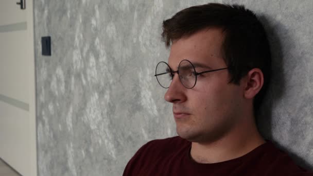 Hombre cansado con gafas parpadea quitándose las gafas — Vídeo de stock