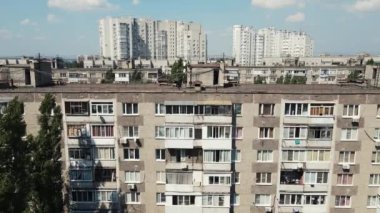 Şehir merkezindeki apartmanların çatılarının panoramik görüntüsü
