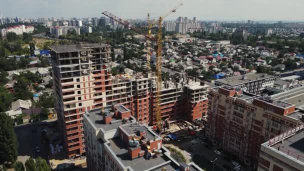 Lakás építése egy új lakóövezetben — Stock videók