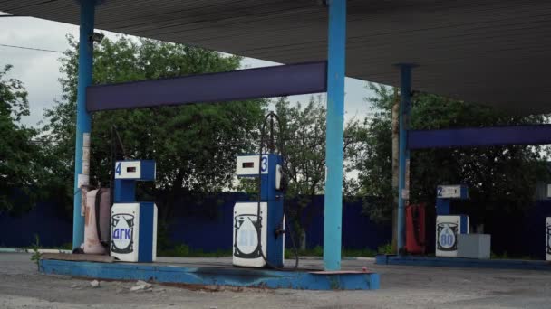 Antigua gasolinera abandonada en azul — Vídeos de Stock