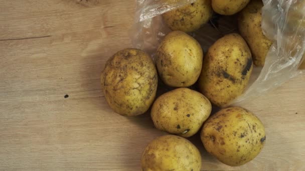 상 위에 놓인 신선 한 감자 다발들 — 비디오