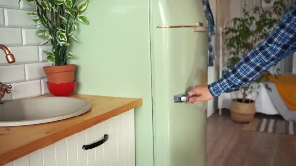 Un uomo prende il latte dal frigo — Video Stock