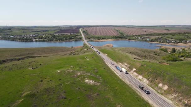 Route, die über den Fluss führt. Luftaufnahmen — Stockvideo