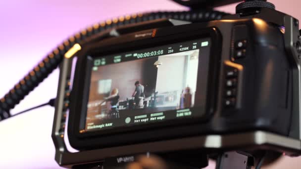 Ramme af skærmen af et filme videokamera stående på et stativ. Moskva Rusland 29 juli 2021 – Stock-video