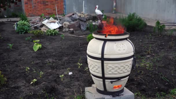 Fuego que emerge de un tandoor caliente — Vídeo de stock