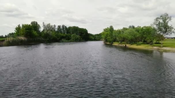 Drone movimiento a lo largo de un amplio río en verano. disparos aéreos — Vídeo de stock