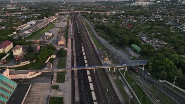 Movimiento del dron a lo largo del ferrocarril. disparo aéreo en calidad 4k — Vídeo de stock