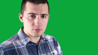 Adam yeşil ekrana öpücük yolluyor.