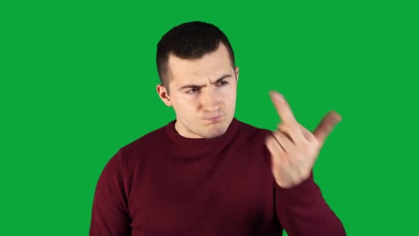 Nespokojený muž ukazující špatné gesto s prsty na zelené obrazovce — Stock video