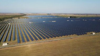Geniş alanlarda büyük bir güneş paneli yığını. hava atışı