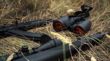 Silahlar çimlerin üzerinde. dürbün, tüfek, makineli tüfek.