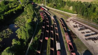 Vagonlarla demiryolu boyunca insansız hava aracı hareketi