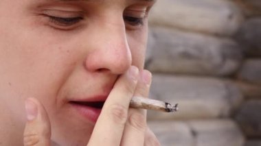 Adam sigarasını içti ve duman üfledi. yavaş çekim