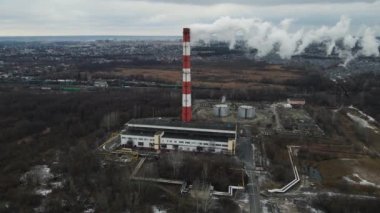 Şehrin eteklerinde bacası olan bir fabrika. hava atışı