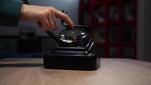 Mädchen benutzt ein altes sowjetisches Telefon — Stockvideo