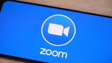 Telefonda şirket logosu var. Moskova Rusya 6 Nisan 2021