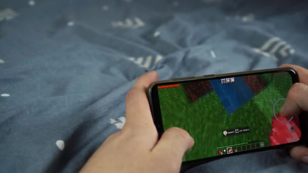 O tipo joga minecraft ao telefone. Moscou Rússia 20 de setembro de 2020 — Vídeo de Stock