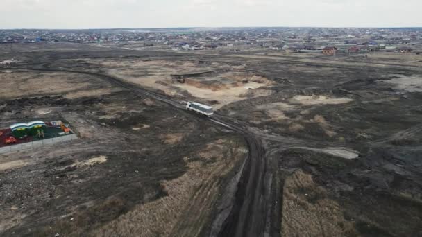 Samochód ciężarowy jedzie off-road przez błoto — Wideo stockowe