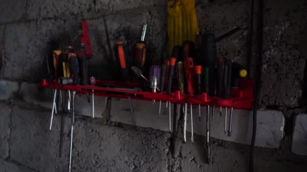 Duża liczba śrubokrętów w garażu — Wideo stockowe
