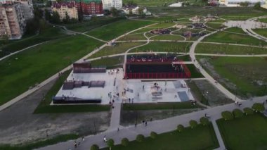 Spor alanı olan bir parkta İHA hareketi